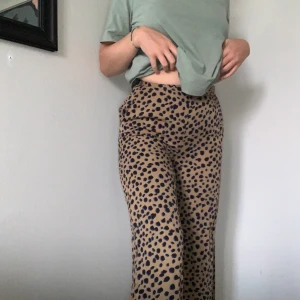 Dressade leopard byxor - Aldrig använda, riktigt coola men tyvärr för korta för mig! Innersöm: 64 cm. Köparen står för frakt!💓