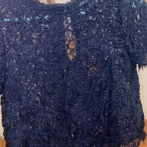 En genomskinlig blå topp - En blå topp bara använd en gång , den är i storlek S och den är väldigt fin säljer den för 60 kronor