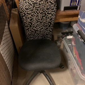 Skrivbordsstol - Säljer en skrivbordsstol från Ikea i fint skick. Använd för några år sedan men nu har den bara stått i förråd, så lite dammig men det är bara att torka av. Alla hjul är hela och stolen kan snurra. 