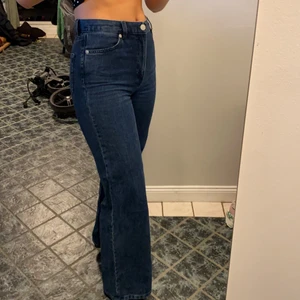 Monki jeans - Mörkblåa assnygga jeans från Monki i flare ”Yoko” model. Storlek 26 i midjan men passar perfekt för mig som har 25. 32 i längd. Använda en gång så är i nytt skick. Köparen står för frakten men kan även mötas upp💓💓💓