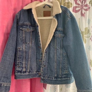 Levi’s fodrad jeansjacka  - Fodrad jeansjacka från Levi’s i storlek M Nypris:1399kr