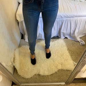 Säljer mina raka blåa jeans från crocker i storlek 26/32. Extremt sköna då det känns som man har träningsbyxor på sig. Men säljer pga jag har massa liknande 