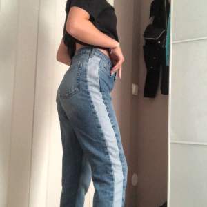 Fina jeans från na-kd i jätte fint skick, köparen står för frakten!💗