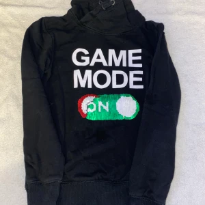 Snygg tjocktröja i stl 134/140 - Snygg och skön tjocktröja med ”halv” huva och paljetter fram. Knappt använd!