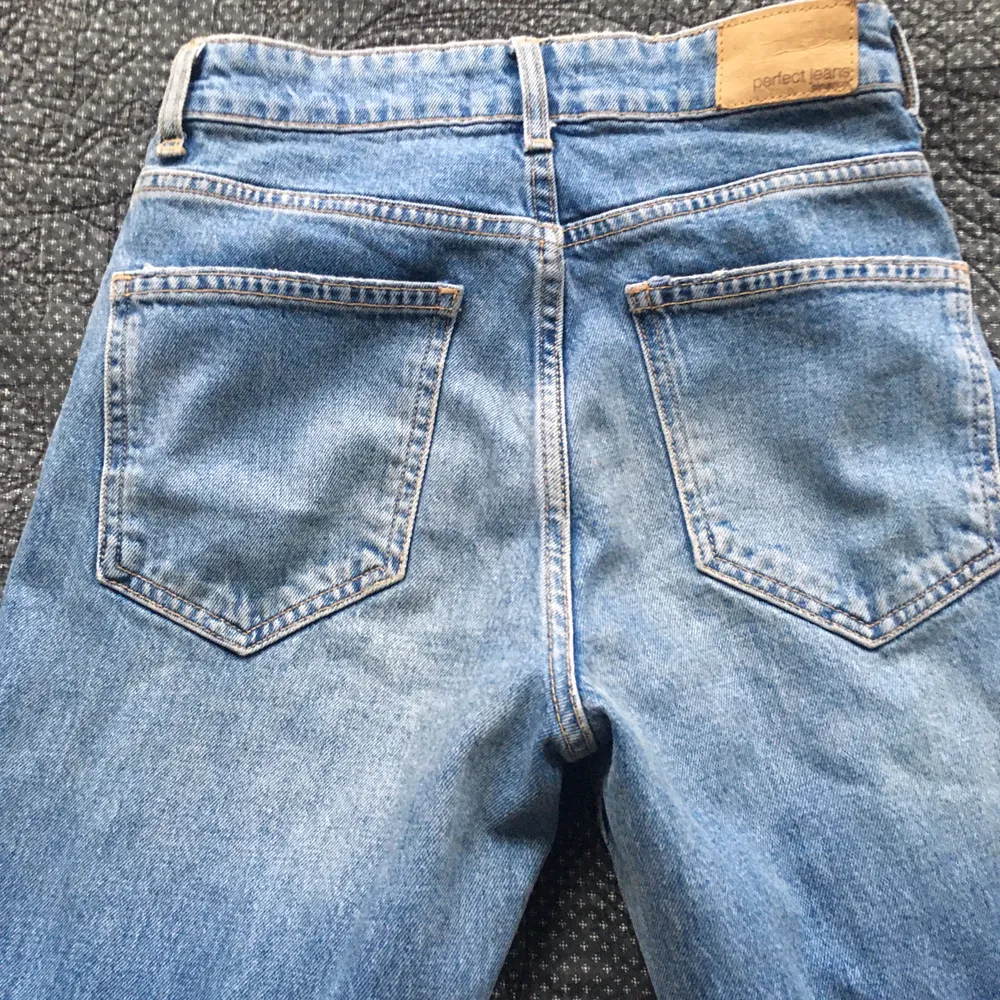 Snygga och trendiga jeans från Gina Tricot i strl 34, W. 24 och regular length👖 Använda ett fåtal gånger men är i superbra skick🥰 . Jeans & Byxor.