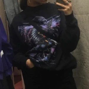 Cool sweatshirt  - Jätte cool och unik tröja. Storlek S-M. Extremt skön och bra skick. Frakt tillkommer. 