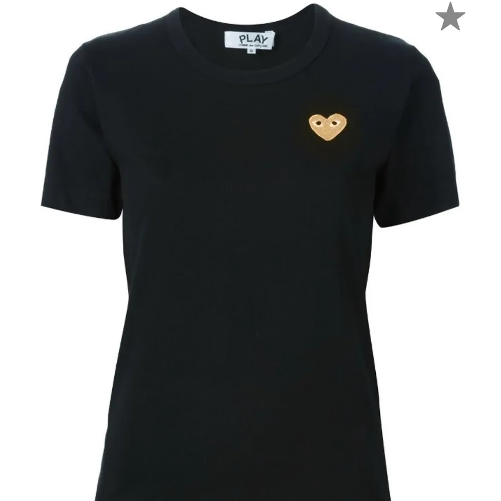 Säljer min äkta cdg tröja ”golden heart”. Använd sällan och i riktigt bra skick. 💞💖. T-shirts.