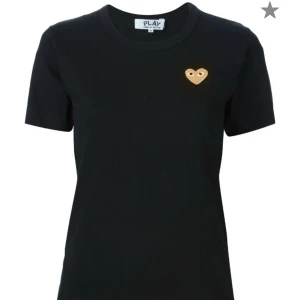 CDG T SHIRT - Säljer min äkta cdg tröja ”golden heart”. Använd sällan och i riktigt bra skick. 💞💖