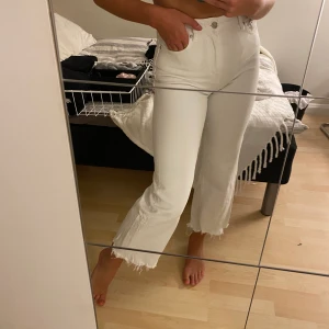 Vita jeans från Zara - Huuuur snygga jeans?? tyvärr liiiite för små för mig (har vanligtvis 36), högmidjade och lite croppade nertill. KOM MED BUD!!