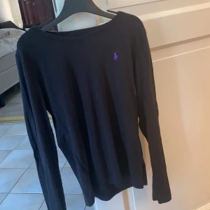Ralph Lauren tröja - En svart ralph lauren tröja, passar för storlek SMALL❤️(frakten ingår i priset) 