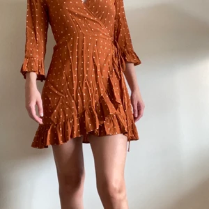 Omlottklänning  - Fin omlottklänning från faithfull the brand! Använd fåtal gånger. Jag tycker den är lite liten i storleken för att vara en L. Priset är inklusive frakt ✨