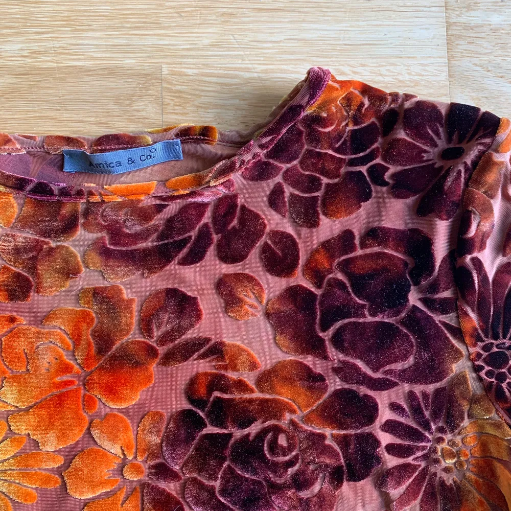 Långärmad brun-orange tröja i mesh med velour-blommor på. Toppar.