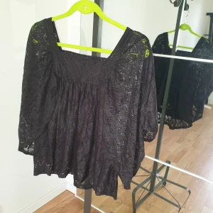 Spets topp - Svart topp i svart spets stor modell