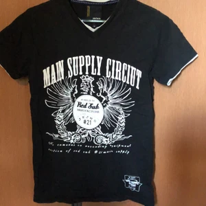 Jack & jones - T-shirt som mest fungerat som hyllvärmare. Använd o tvättad några gånger. Köpare betalar frakt 