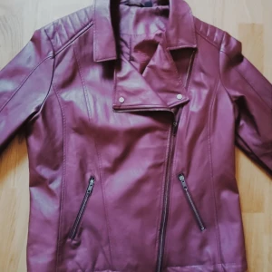 Esmara skinnjacka  - Säljer pga att den tyvärr inte används längre, superfint skick! Den är vinröd men svårt att få rätt färg på bild... Inte omöjlig med priset! 