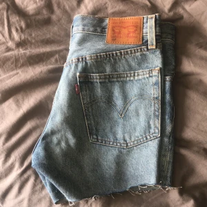 Levi’s shorts - Ett par levi’s 501 shorts. Andvänder 1 gång. Nyskick och köpta för 500kr, säljs för 250kr +frakt