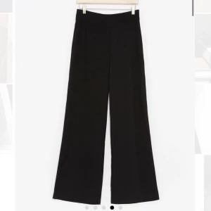 Svarta byxor från Lindex storlek 42 - Supersnygga svarta byxor från Lindex storlek 42. Lite vidare ben och hög midja, dem formar kroppen mycket bra!! Dem är i bra skick. Köparen står för fraktkostnadensom vanligtvis är 63kr💕