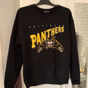 Sweatshirt - Svart tröja med snyggt gult tryck från Missguided! Jätteskön!! Storlek M 🤗 Använd få gånger. 