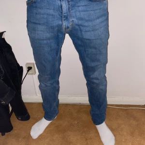 Blåa weekday jeans - Blåa friday slim jeans från weekday i storlek 30/32. Köpta för 500kr säljer för 100kr. Säljer eftersom den är för små. Kan mötas upp i Stockholm eller så står du för frakt.