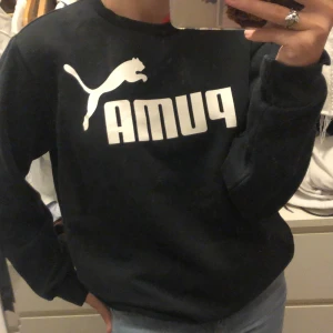 Svart puma sweatshirt - Säljer denna super mysiga och lite oversized svarta puma sweatshirten eftersom att den inte kommer till användning. Super bra skick och jätte skön! Kan frakta för 33kr och mötas upp i Stockholm ❤️