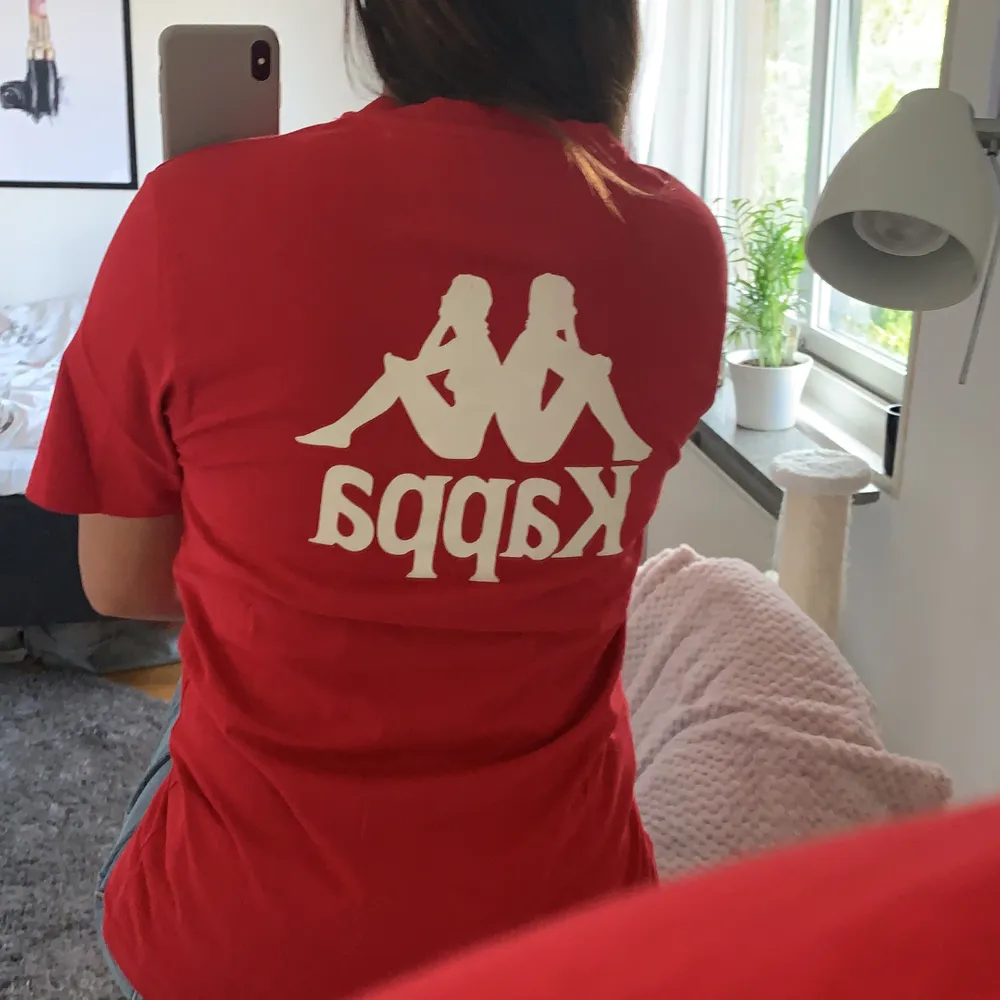 Kappa T-Shirt röd stl SMALL. Köpt i dk. Super bra skick utan några anmärkningar. T-shirts.