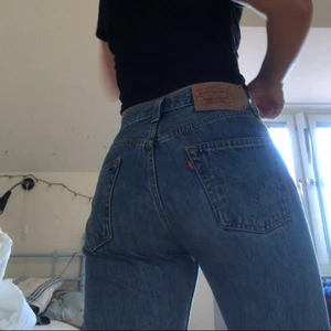 Levis Jeans - Säljer dessa vintage levis jeans i modell 501. Jeansen är i jättebra skick, och knappt använda av mig då de är lite för små💞 Budet ligger just nu på 250kr//// finns fortfarande kvar pga oseriösa köpare!!