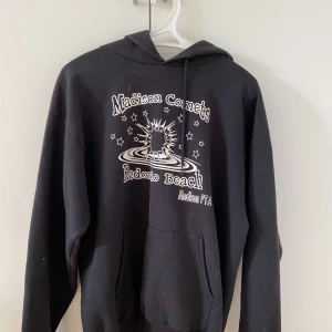 svart oversized hoodie - köpt på en ”thrift store” i la, jätteskön och använd 2/3 gånger (original pris 300kr) frakt:50