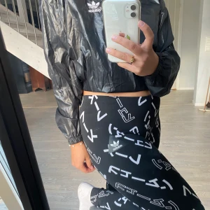 Träningstajts från adidas - Träningstajts från adidas. I mycket bra skick då dom knappt blivit använda. Mycket skönt å mjukt material🥰