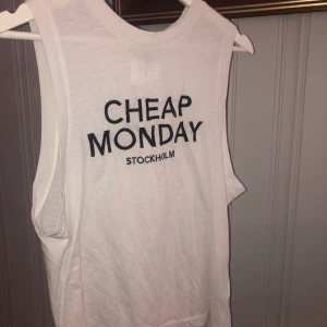 Cheap Monday  - Jätte fint linne, lite lös i passformen och lite djupare runt armarna. Lite smått genomskinlig. Köparen står för frakt annars kan man mötas upp i Sundsvall/Timrå 