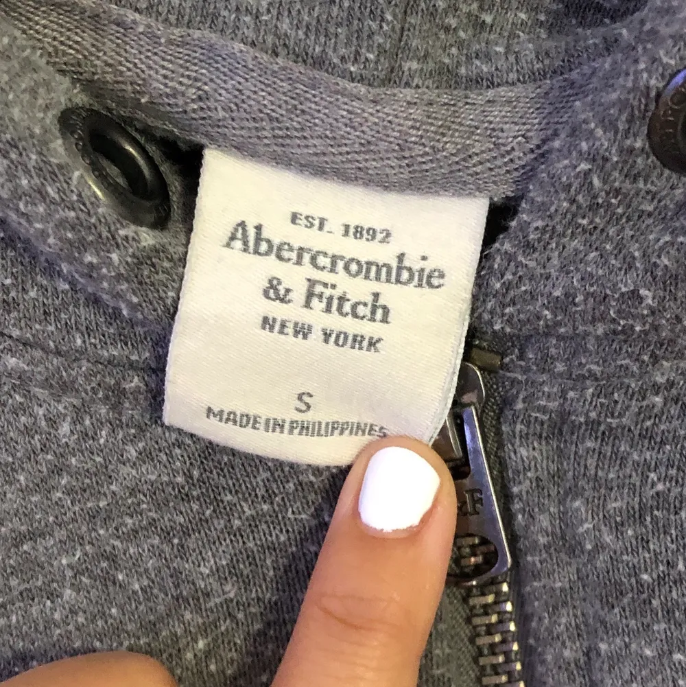 Grå hoodie från Abercrombie, den köptes med ”sliten effekt” alltså att den ska de lite sliten ut. Aldrig använd . Hoodies.