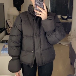 NAKD jacka - Säljer min nakd jacka som aldrig använts pga att den inte riktigt var min stil. As snygg me puff detaljen! Buda från 250kr. Nypris 549kr osäker om den är stl 34 eller 32!!❤️ledande bud:480kr inklusive frakt