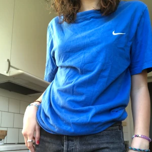 blå nike t shitt - supersnygg blå nike t shirt. möts upp i stockhom eller postar men då kostar frakt extra!