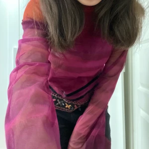 färgglad långärmad  - Hyfsat genomskinlig, tunn långärmad tröja. Tips är att knyta upp den för en tight, croppad fit. Några av märkena längst ner sitter lösa, men det syns inte tydligt på håll - går att sy fast dem lätt. Storlek M men jag är XS