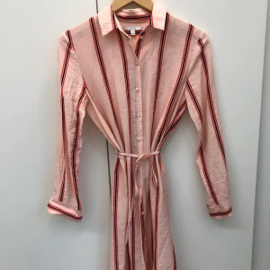 Randig skjortklänning från House of Dagmar - Jättefin och skön sommarklänning i ekologiskt bomull. Använd enstaka gånger, köparen står för frakt! :)