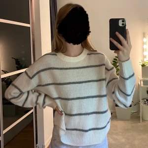 Stickad tröja - Säljer denna stickade tröja då den inte används längre, den är i fint skick! (Priset är inklusive frakt)🤍