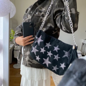 Väska me stjärnor 🌟🌟🌟 - Hej säljer en väska me stjärnor på🌈 rymlig väska 