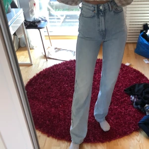 Weekday - Säljer weekdays populäraste jeansmodell som är helt slutsåld på hemsidan. Helt nya med lappar på, storlek 24/34 och passar perfekt i längden för mig som är 176. Sitter även superbra i rumpan;). Färgen fresh blue. Buda🥰