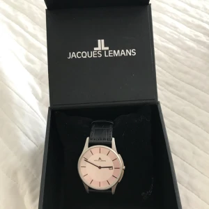  - Oanvänd klocka från Jacques LeMans. Nypris 1600kr Batteri är slut men det byts enkelt i smycke/klockbutik. 