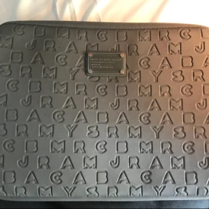  - Marc Jacobs Dator Fodral. 