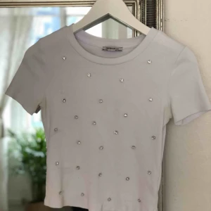  - Kortare modell med små diamanter på. Såååå söt, blev förälskad i den när jag var på Zara men har tyvärr bara använt den en gång. Frakt på 45kr tillkommer. 