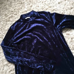  - Jättefin blus endast använd till jul förra året , frakt 29kr 🌸