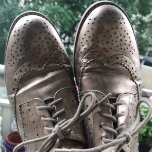  - Guldiga snygga brouge skor. Använda men fräscha. 