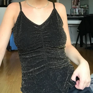  - Jättefint glittrigt linne som jag aldrig använt. Möta upp i Stockholm annars tillkommer frakt! 