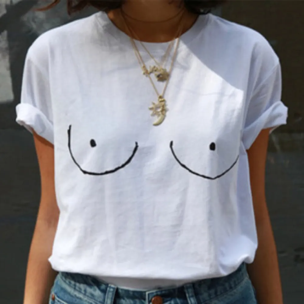 T-shirt med bröst-tryck! Köpt från eBay men knappt använd.. T-shirts.