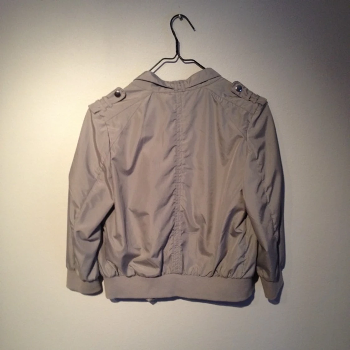 Cool tunn grå sommarjacka från H&M. Jättefint skick! Dragkedja+knappar, 2 fickor