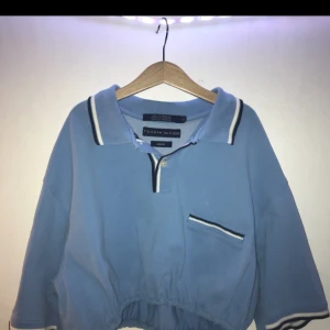  - Säljer Min supercoola Tommy hilfiger tröja. Sjukt ovanlig och lite 90tals inspirerad 👌🏼😍  Tröjan är väldigt stretchig därav stl S-L