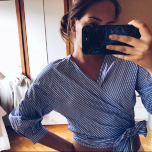  - Superfin blus som passar perfekt på S också då jag är en S :) använd ca 3 ggr & nypris ca 400kr :) 