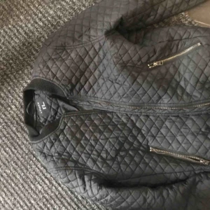  - Höst jacka använd 1 gång stl XS 