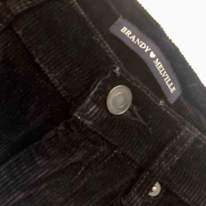  - Svart kjol i manchester tyg från Brandy Melville. I storlek ONE SIZE, passar XS-S, hyfsat stretchigt material. Använd endast ett fåtal gånger och är i mycket bra skick! Fler bilder eller mått kan skickas på förfrågan. 