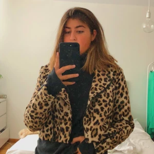  - Fin leopard mönstrad jacka som är lite kortare i modellen. jag ÄLSKAR den men den används aldrig:((( 